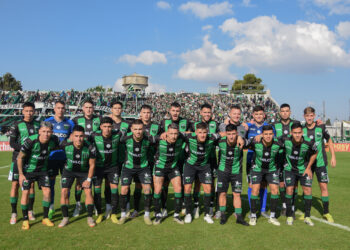 CON NUEVE EN LA CANCHA Y MILES EN LA TRIBUNA