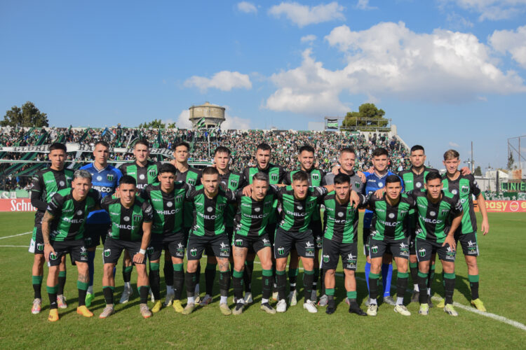 CON NUEVE EN LA CANCHA Y MILES EN LA TRIBUNA